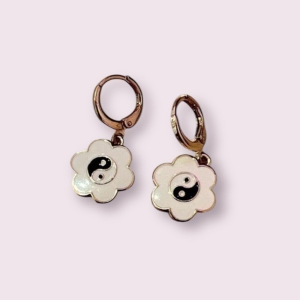 Ying Yang Gold Flower Huggies